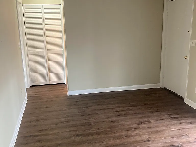 904 S College St — Photo 3