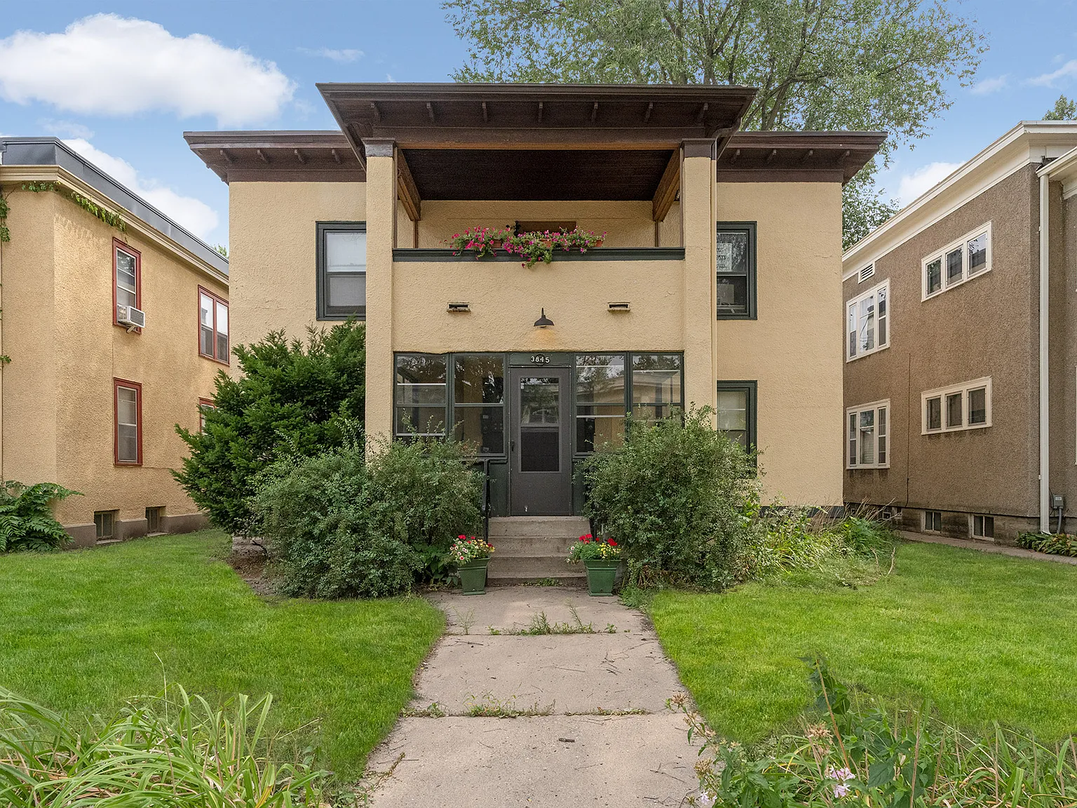 3845 Grand — Photo 2