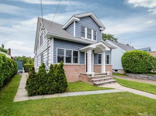 35 Birch St, Locust Valley, NY 11560