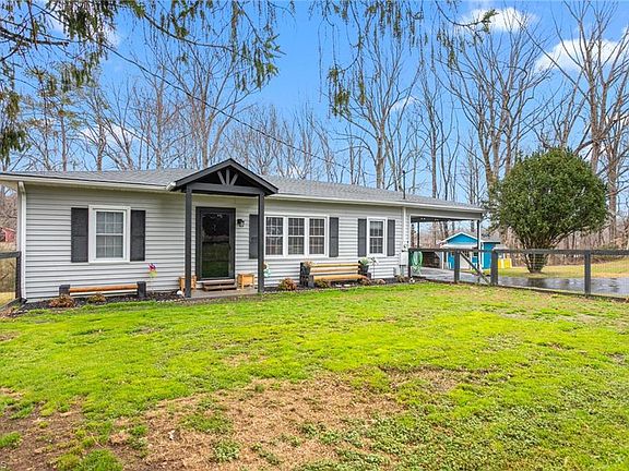 3rd image of 409 Iron Mountain Rd