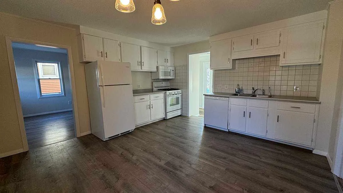 4 bed, 1324 sqft, $2,700 — Photo 2