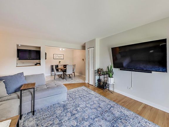 4th image of 920 N Lakeside Dr APT 1D