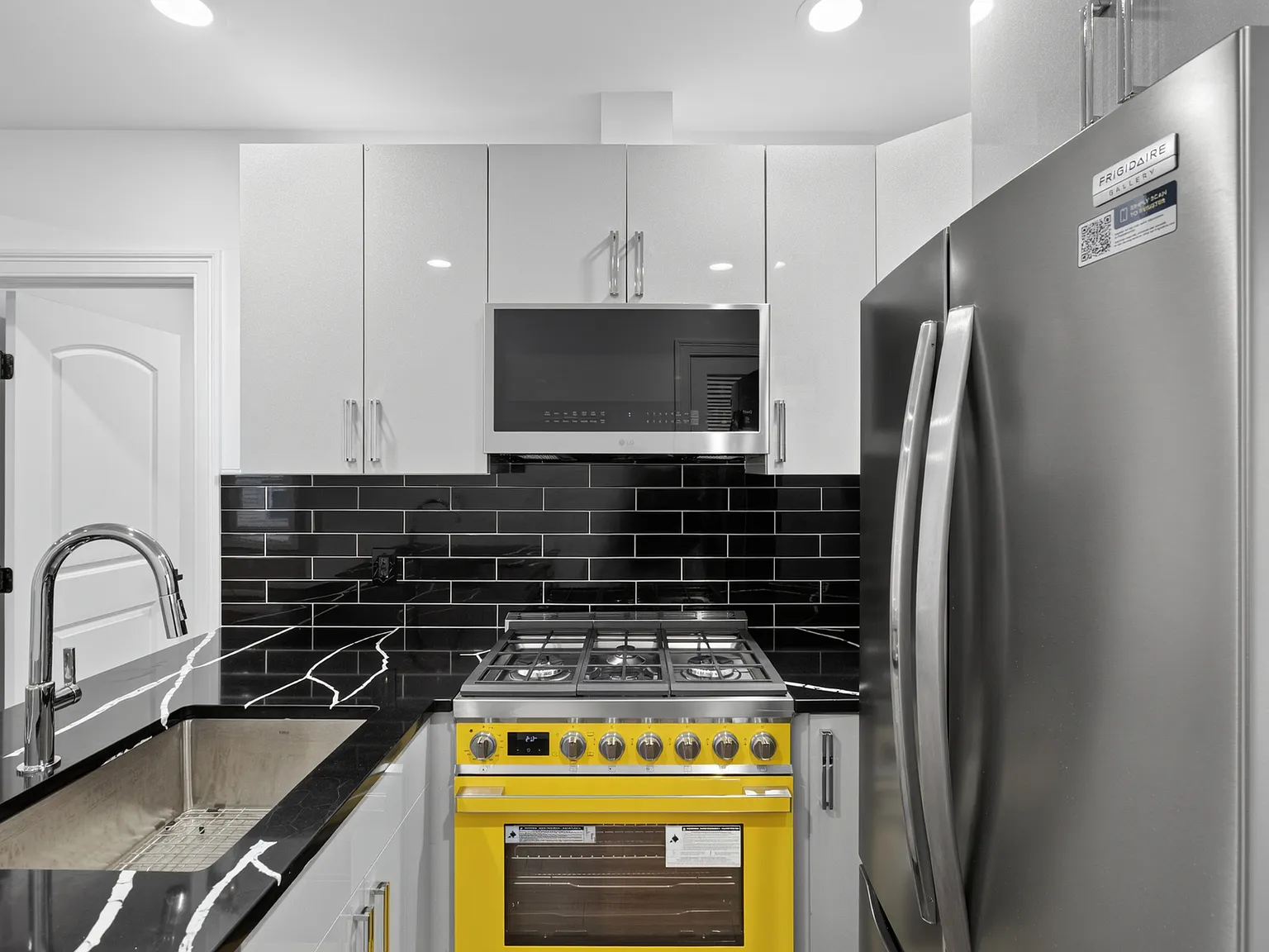 3 bed, 750 sqft, $3,000 — Photo 4