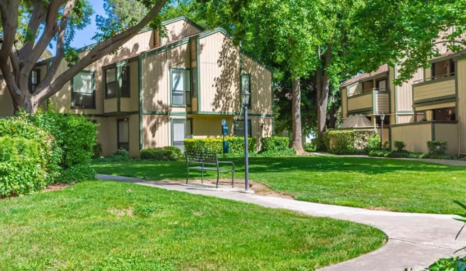 Beautifully updated 956 sq. ft. condo In HOA, featuring 2 bedrooms and 1 bathroom — Photo 4