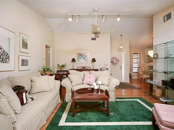 4th image of 1102 Larchmont Dr