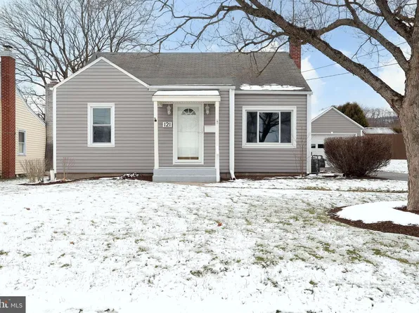 121 Harvey St, Pleasant Gap, PA 16823