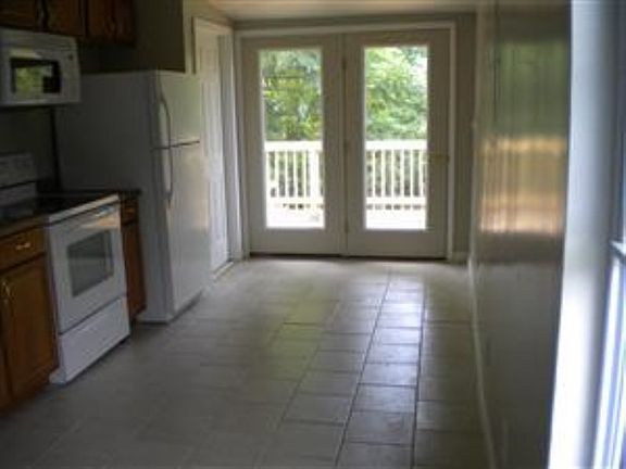 4th image of 105 Chesterfield Ave #B