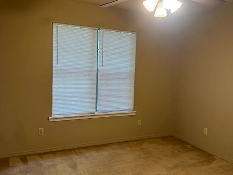 607 E Main St — Photo 9