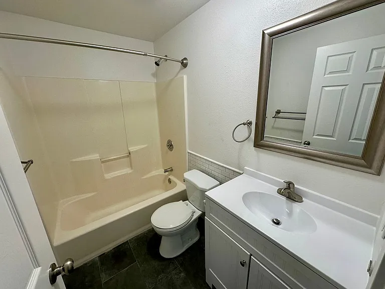 2025 Yew St — Photo 9