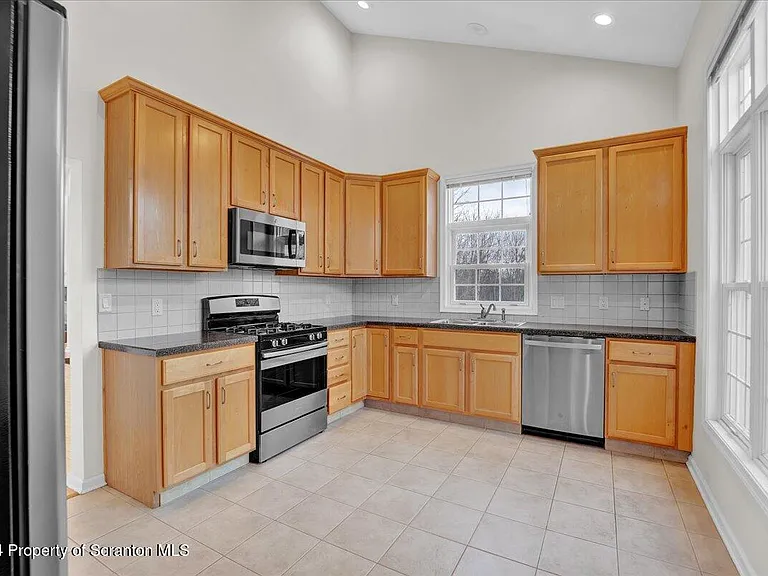 1404 Verne Close — Photo 2