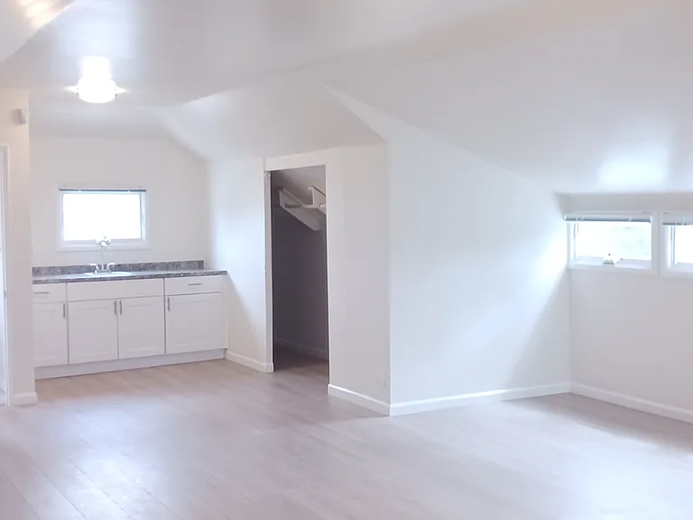 6721 Tyrone Ave — Photo 13