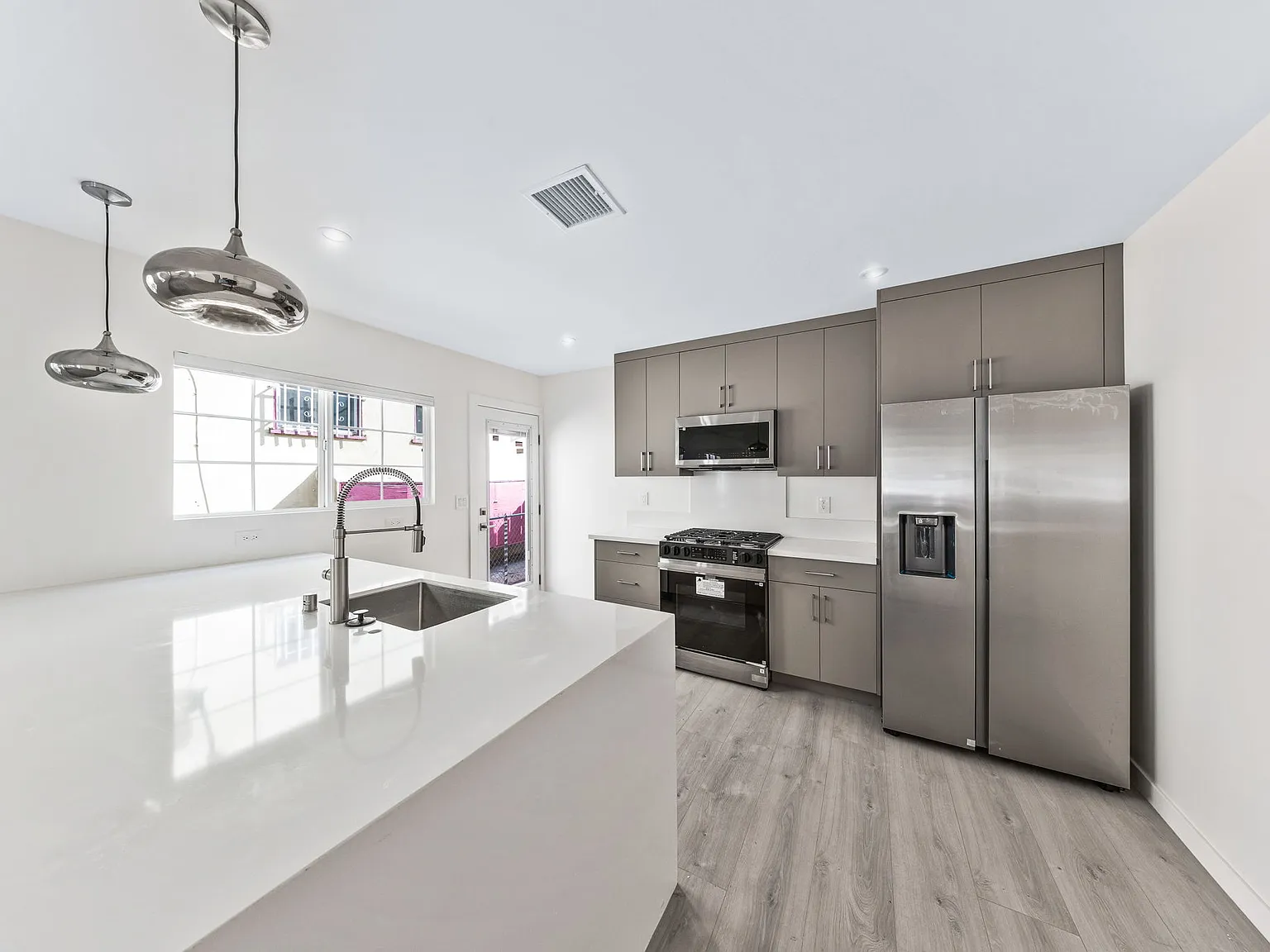 3 bed, 2.5 bath, 1550 sqft, $5,950 — Photo 4
