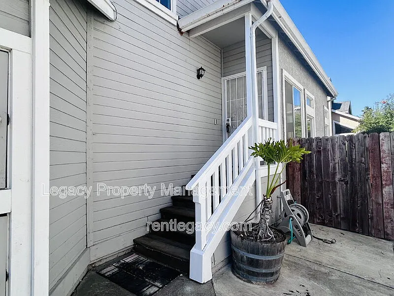 3 bed, 2.5 bath, 1158 sqft, $2,850 — Photo 2