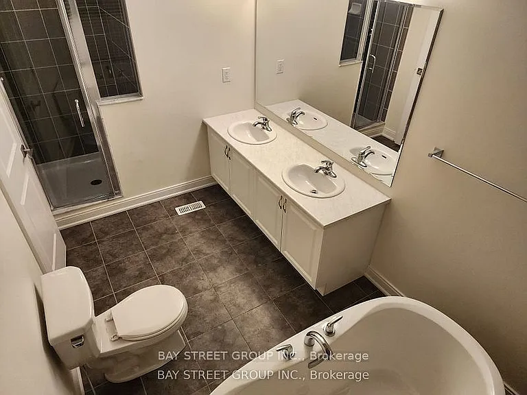 18 Military Cres — Photo 9