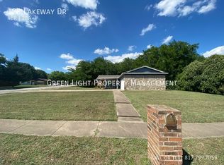 128 Lakeway Dr, Benbrook, TX 76126