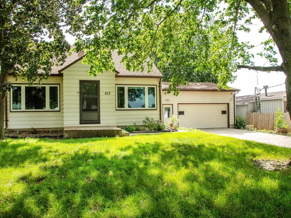213 S 3rd St, Raymond, IA 50667
