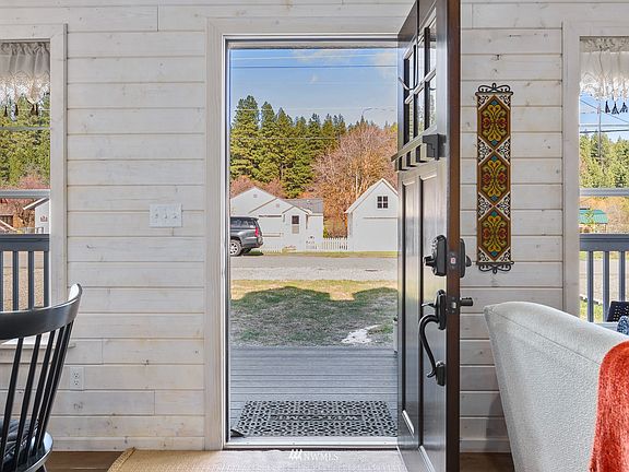 Nearby Downtown Roslyn for fun & sundries- 2 minute drive or 10 minute walk!