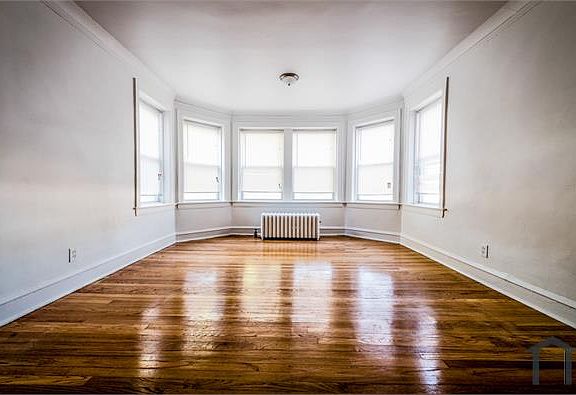 3rd image of 1517 W 81st St
