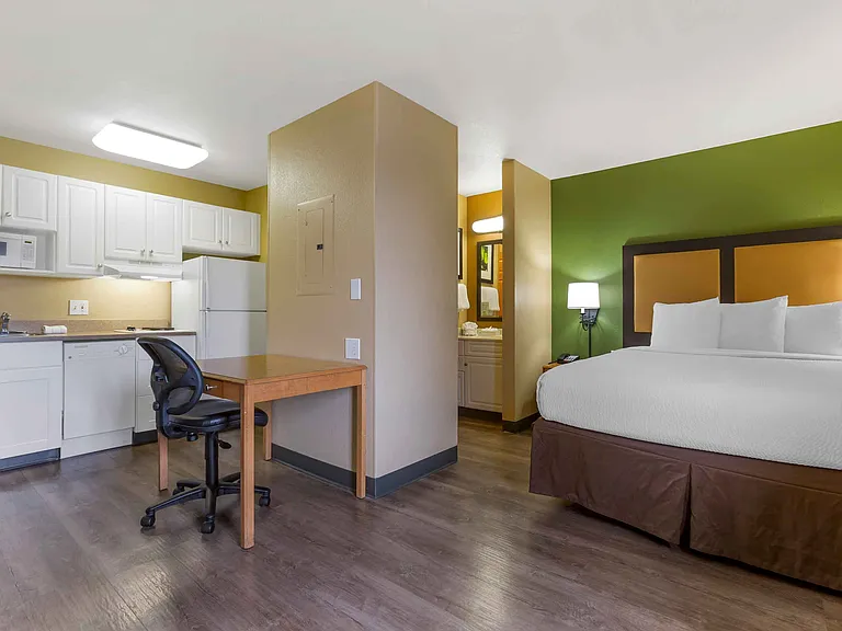 Deluxe Studio - 1 Queen Bed