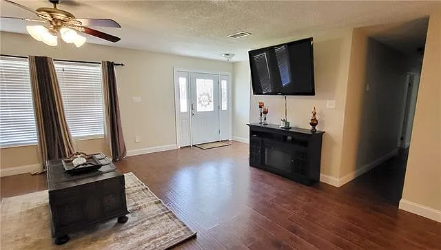 3 bed, 2.0 bath, 1900 sqft, $2,000 — Photo 4