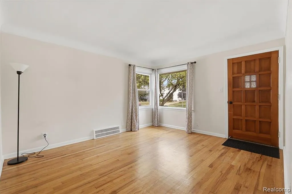 3 bed, 1.0 bath, 906 sqft, $1,950 — Photo 4