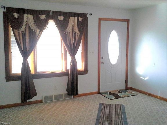 4th image of 943 Lincoln Ave