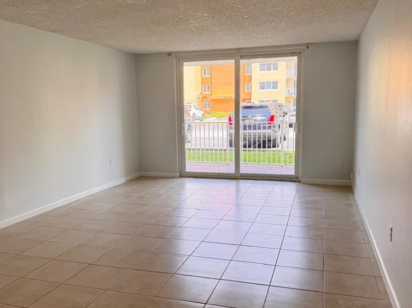 6970 NW 186th St, Hialeah, FL