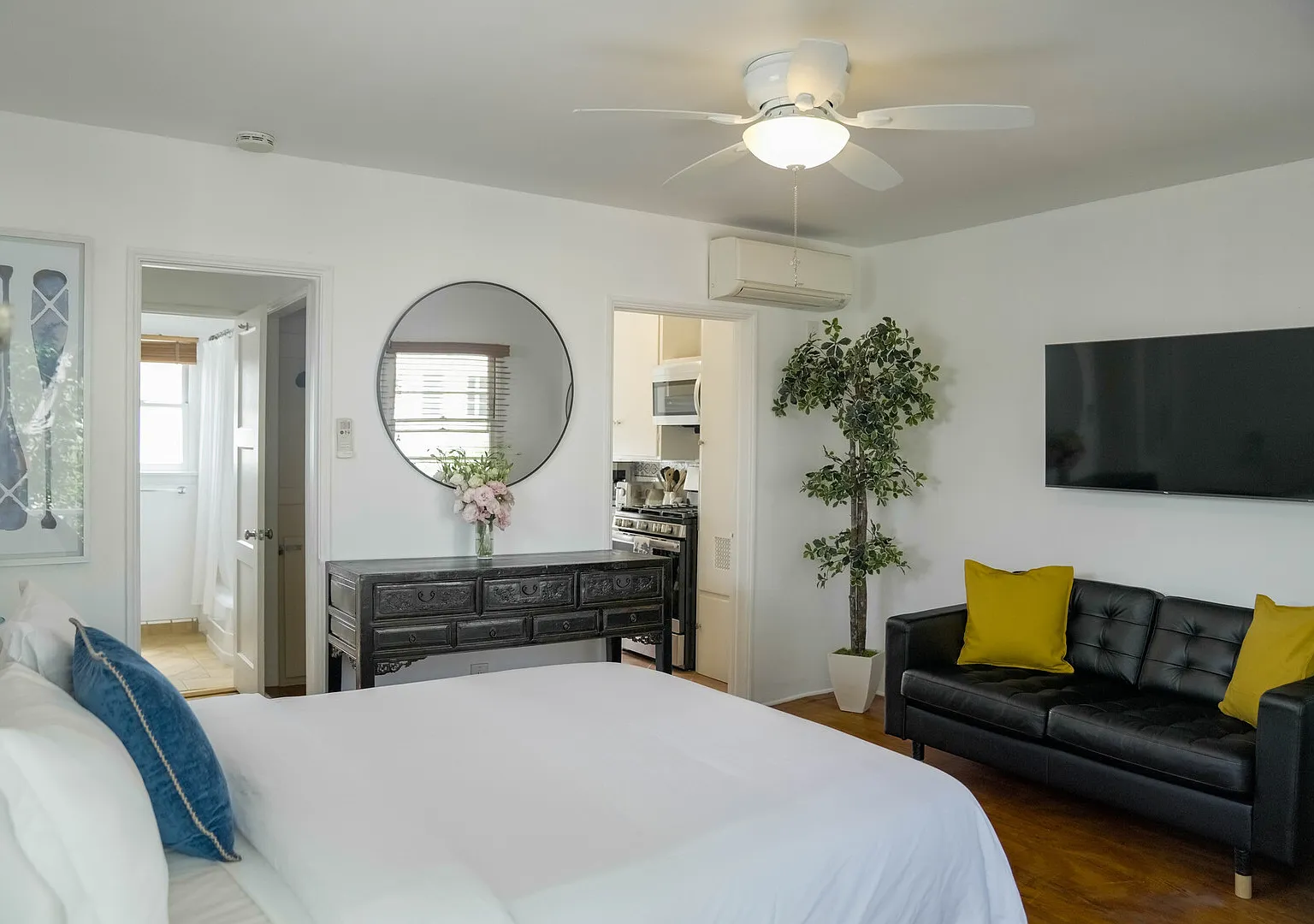 Bright Studio with Garden Access - Montana Ave — Photo 1