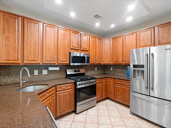 3rd image of 40 Four Oaks Rd #40