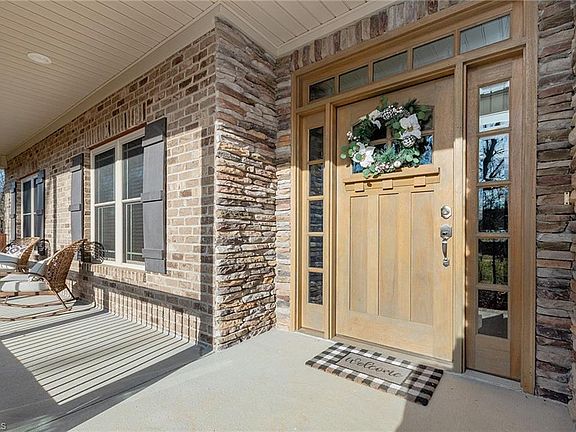 3rd image of 184 Marbrook Dr