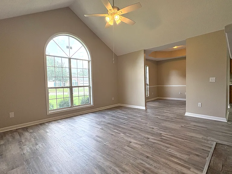 1404 Douglas St — Photo 4
