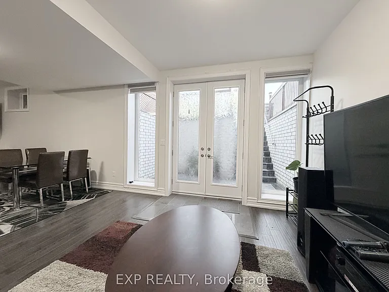 1606 Sandhurst Cres — Photo 15