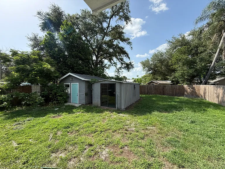 211 W Kirby St — Photo 16