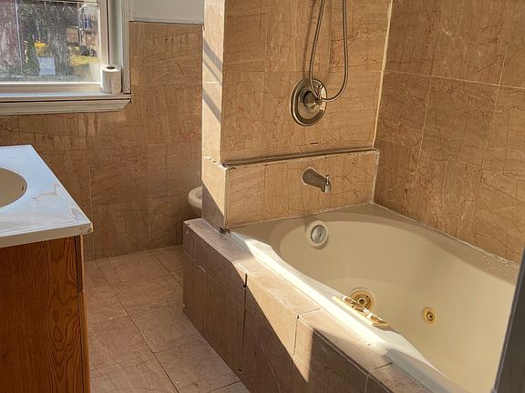 4th image of 916 Masefield Rd