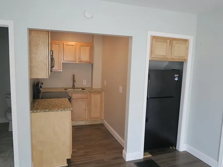 334 University Ave — Photo 4