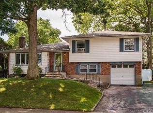18 Francesca Dr, Oyster Bay, NY 11771