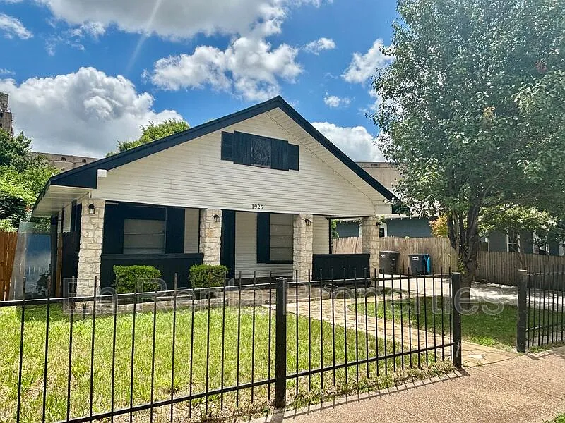 3 bed, 1.0 bath, 1219 sqft, $1,695 — Photo 3