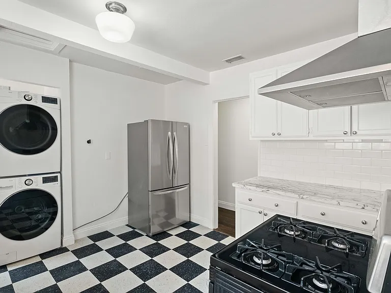 1381 S Orange Dr — Photo 17