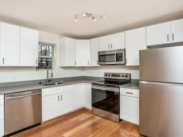 For Rent: Downtown Elegance at 605 Park Ave Your Urban Haven Awaits! — Photo 18