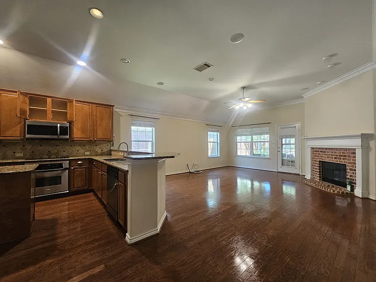 8562 Robertson Dr — Photo 17