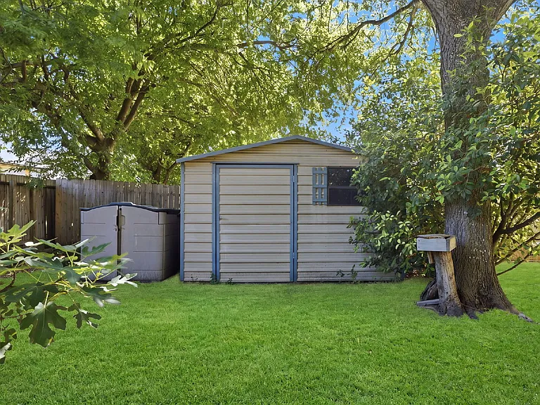 832 Dimrock — Photo 44