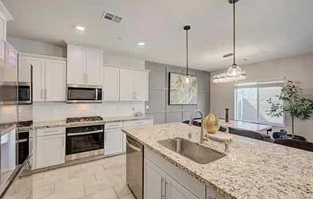 5 bed, 2660 sqft, $3,100 — Photo 3