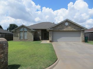 812 Sugarbush Ln, Burkburnett, TX 76354