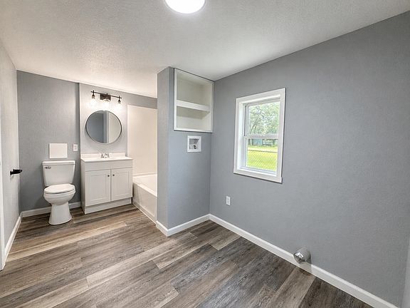 4th image of 4521 W Newell Ave