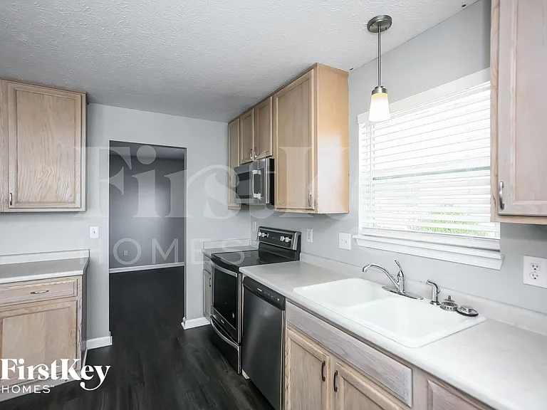 461 E Clear Lake Ln — Photo 5