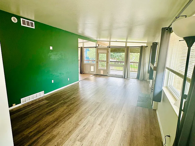 Laurel St — Photo 1