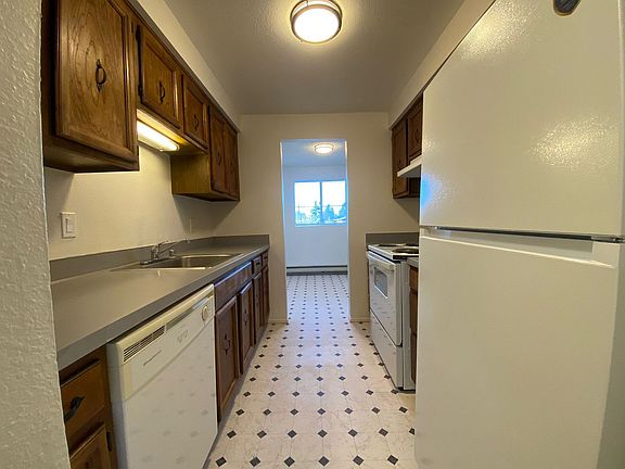 3rd image of 306 Stanford Dr APT B