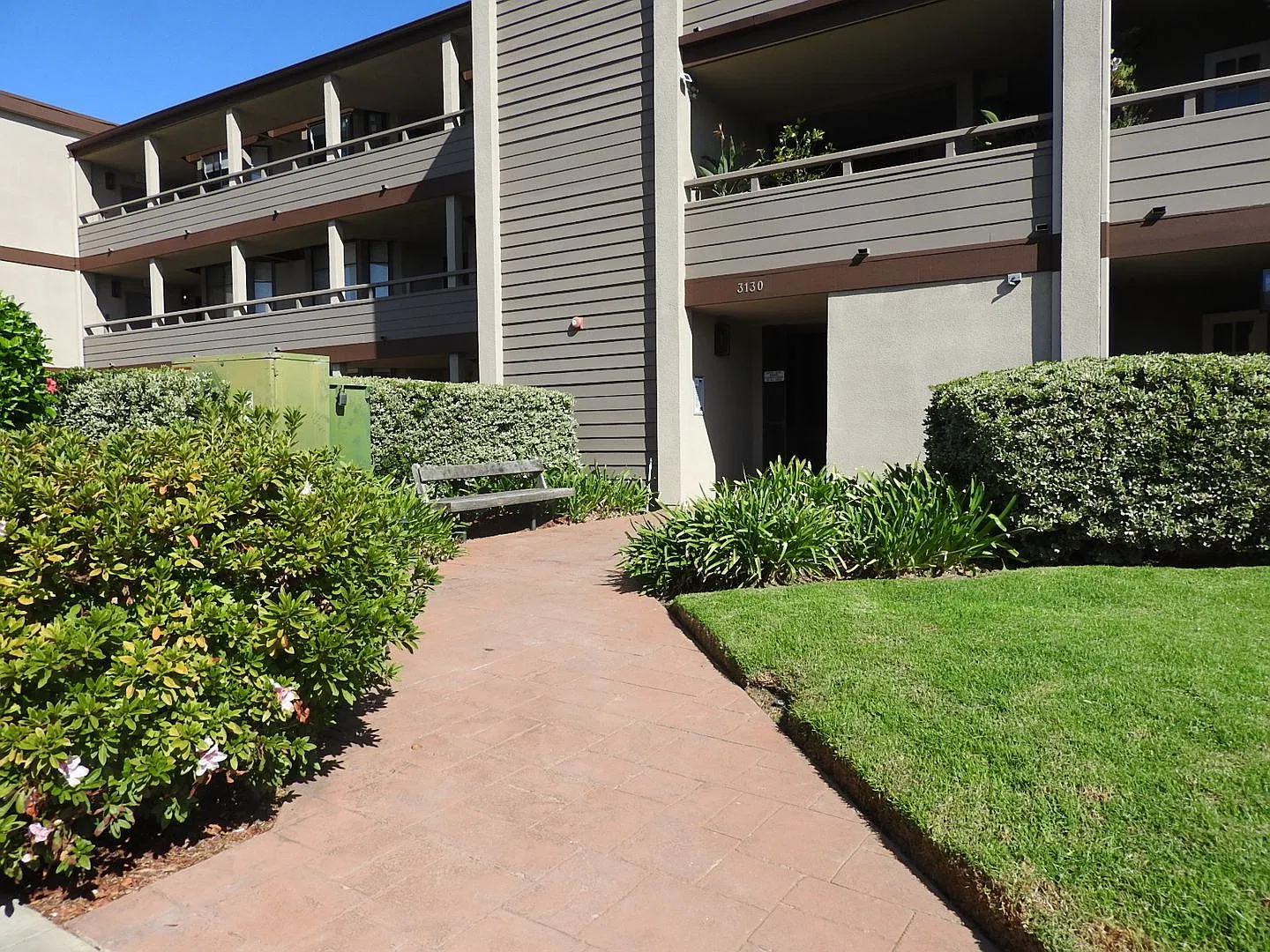 2 BDR / 2 BA Condo in Prime Point Loma Location. — Photo 2