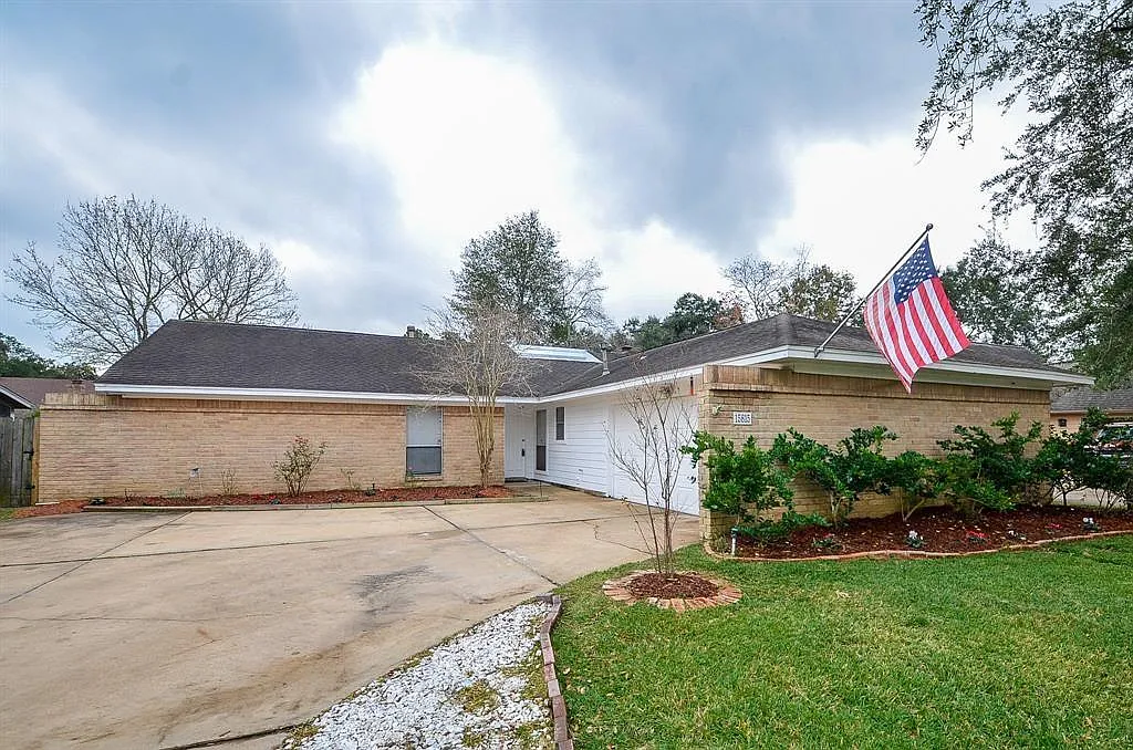 3 bed, 2.0 bath, 2368 sqft, $2,275 — Photo 1
