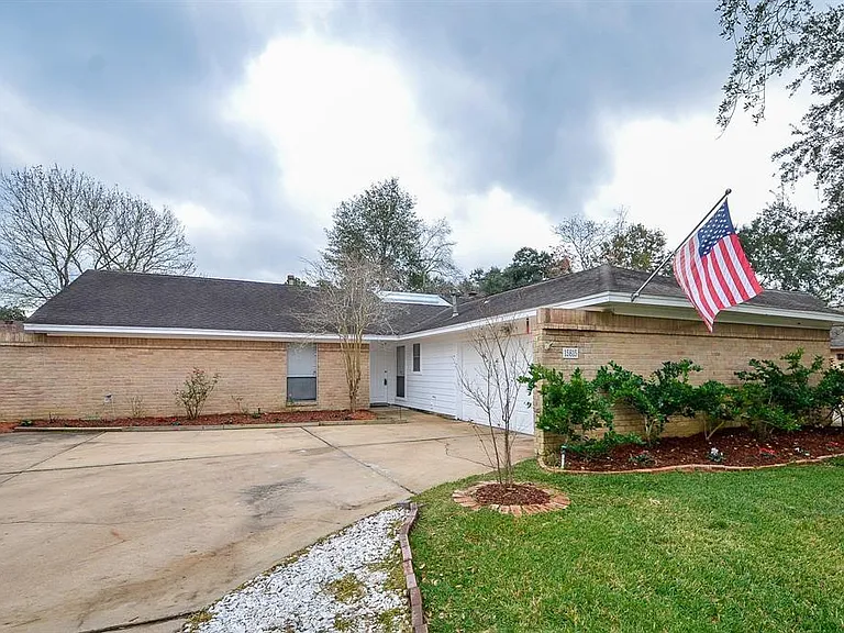 15815 Boulder Oaks Dr — Photo 1